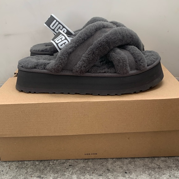 UGG Sayuri Platform Cross Slides - Picture 2 of 4